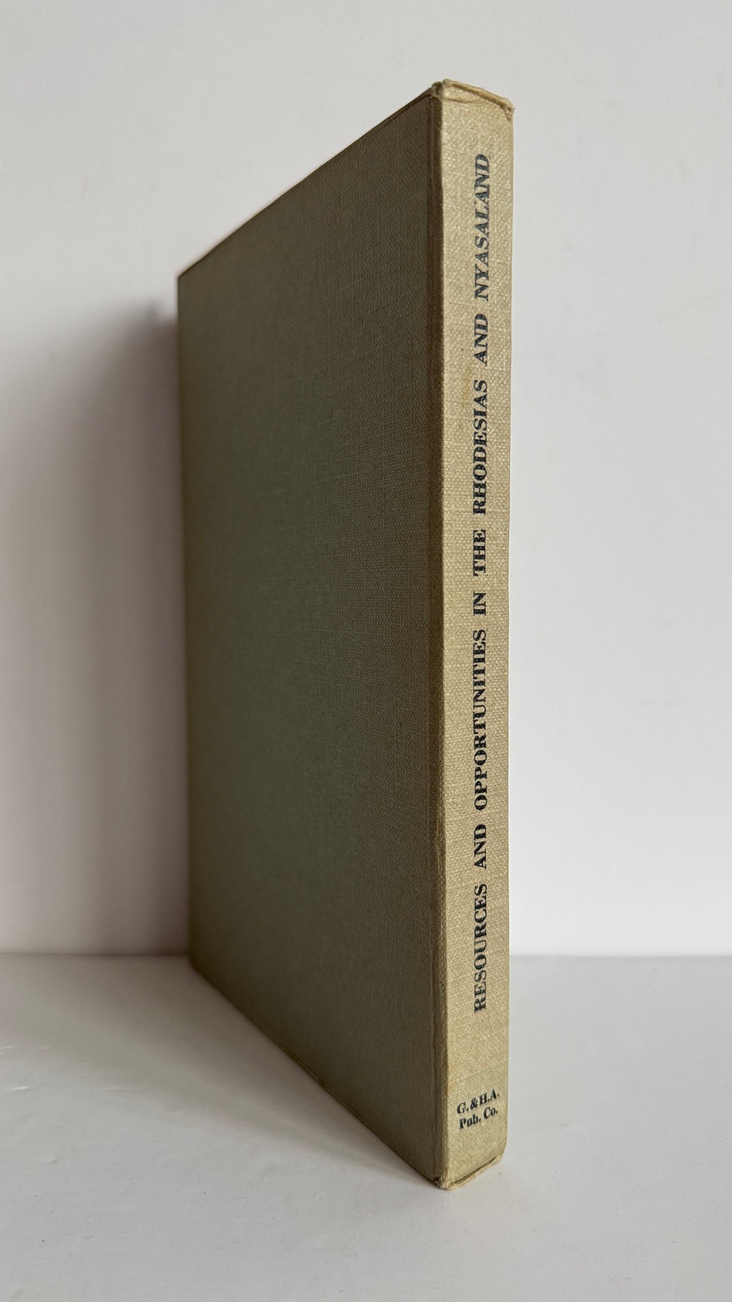 Resources and Opportunities in the Rhodesias and Nysasaland (A Guide to Commerce and Industry)